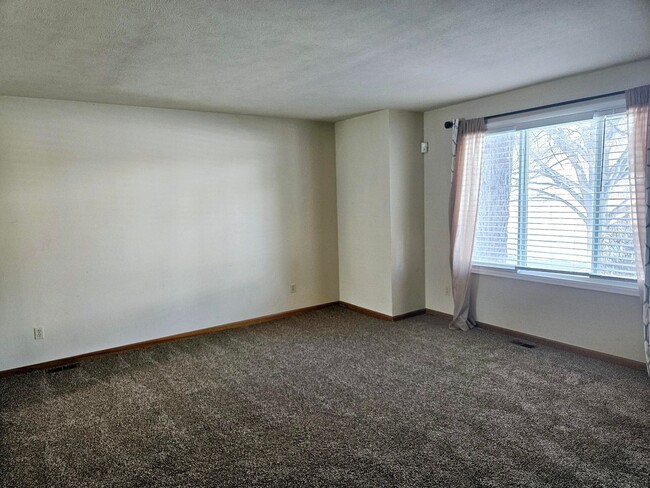 Building Photo - Beautiful 5 Bedroom Home Near the Cherry C...