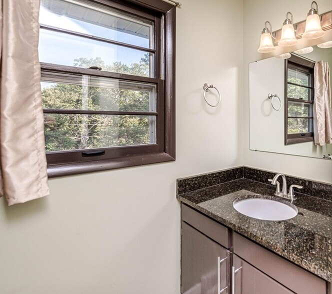 Building Photo - 322 Crown Point