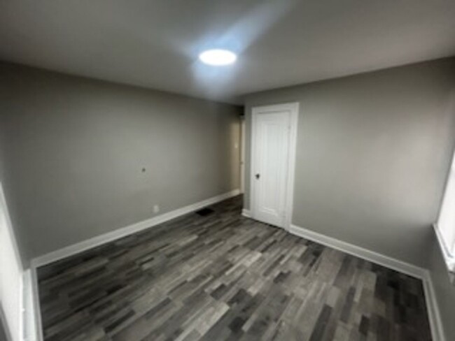 Building Photo - House w/finished basement!