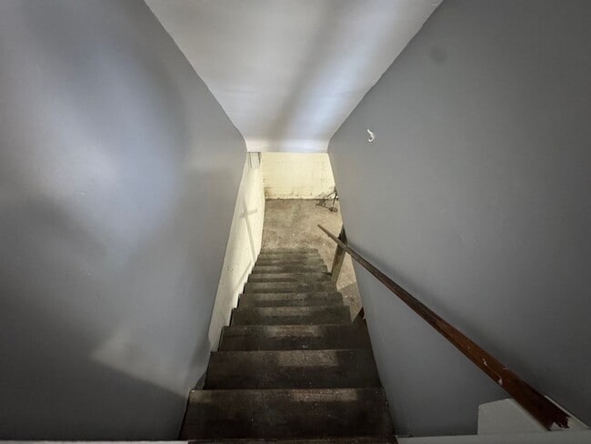Building Photo - For Rent – Pet-Friendly 2 Bed, 1 Bath Town...