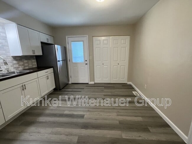 Building Photo - 10 Blackburn Manor