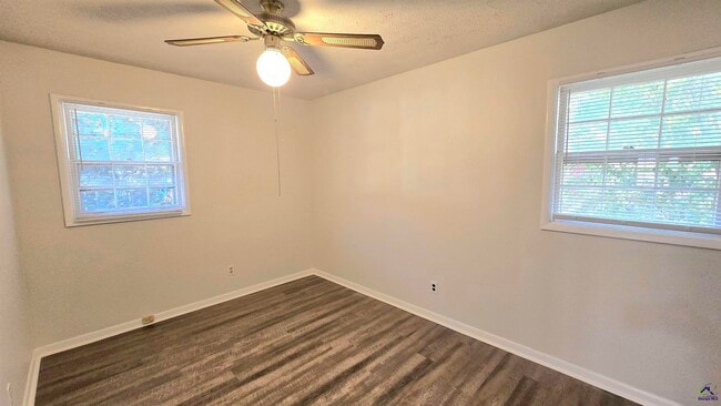 Building Photo - 318 Bruce St