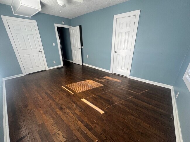 Building Photo - Charming Home