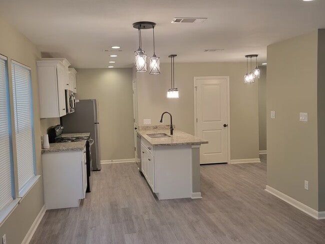 Building Photo - 7966 Fowlie St