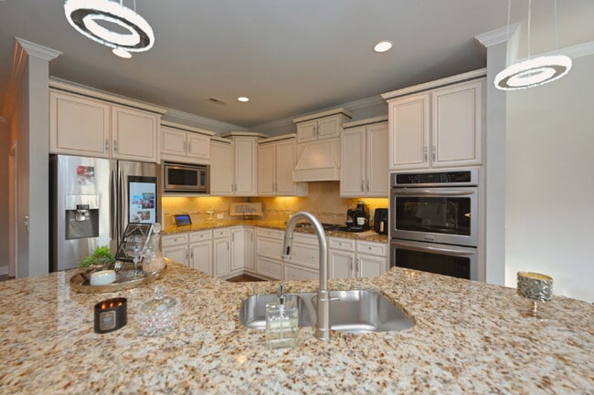 Building Photo - Resort Living at its finest in Foxland Harbor, Gallatin's premier golf and lake community!