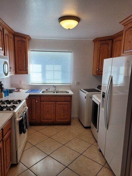 Building Photo - 10320 S Grevillea Ave