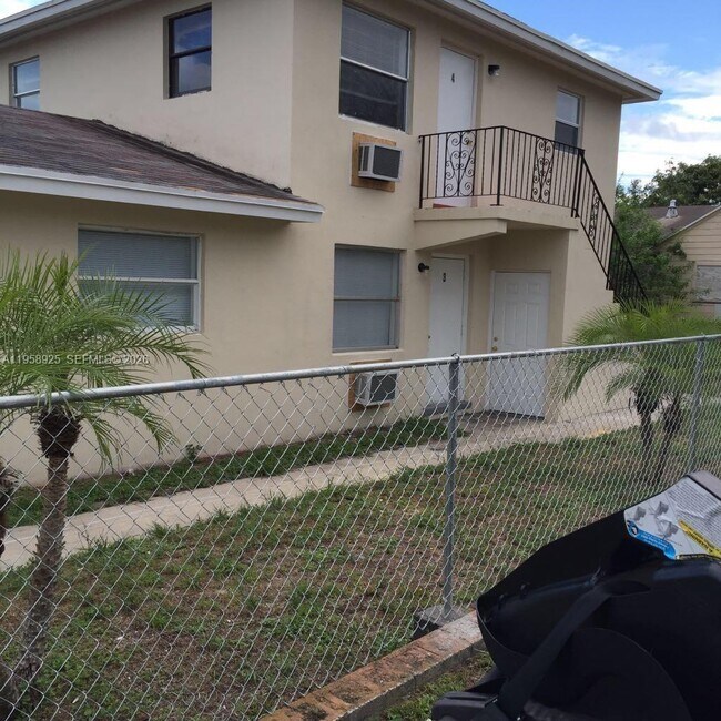 Building Photo - 726 21st St