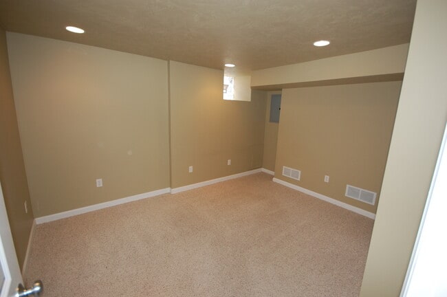 Den - 5832 Pierce St