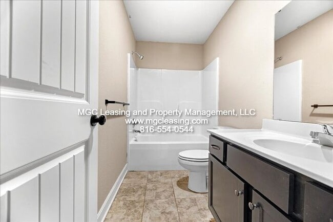 Building Photo - 2102 Hickoryleaf Ln