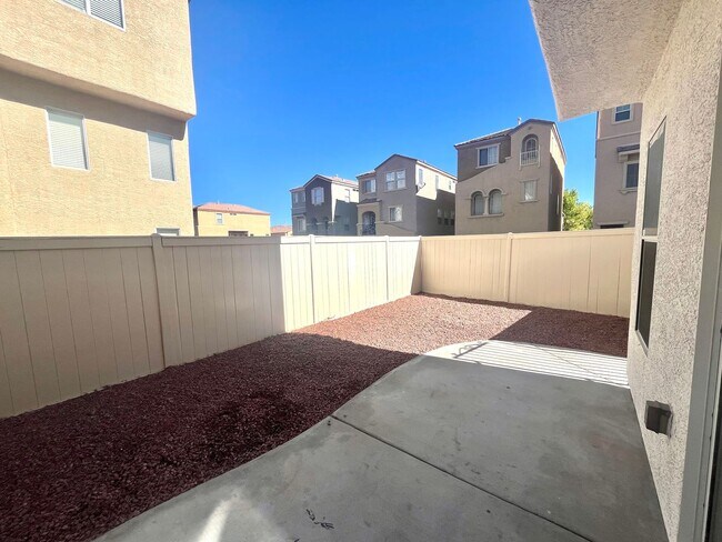 Building Photo - **$800 OFF MOVE IN BY 11/14/25**Spacious T...