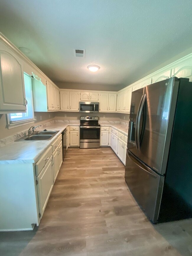 Building Photo - 4 bed, 2 bath spacious home on large lot i...