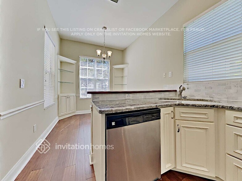 Building Photo - 852 Lakeworth Cir