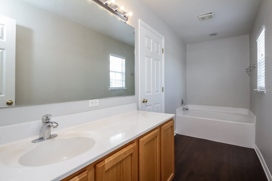 Building Photo - 1707 Alhambra Crest Dr