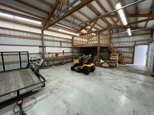 Building Photo - Lovely Home with wonderful Views and a Mas...