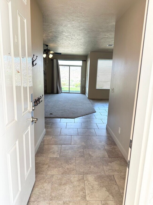 PRICE REDUCED!! Beautiful Las Palmas Condo 1845 W Canyon View Dr St