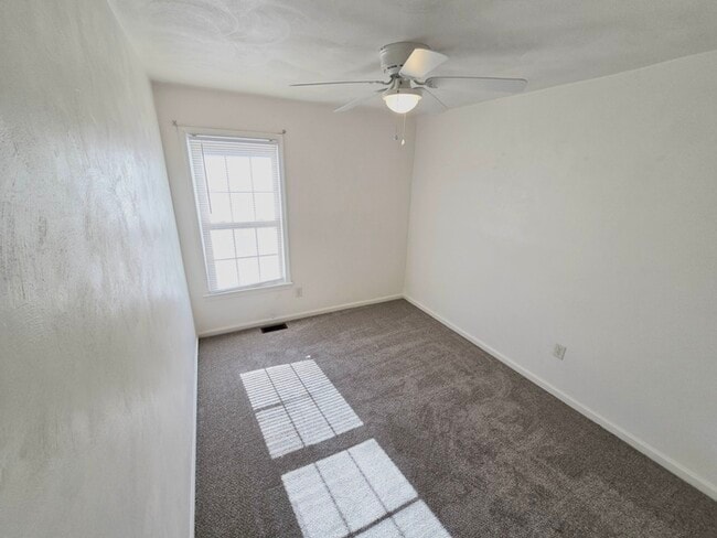 Building Photo - STUNNING TWO STORY 3 BEDROOM/ 2.5 BATH TOW...