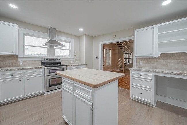 Building Photo - 707 Peden St