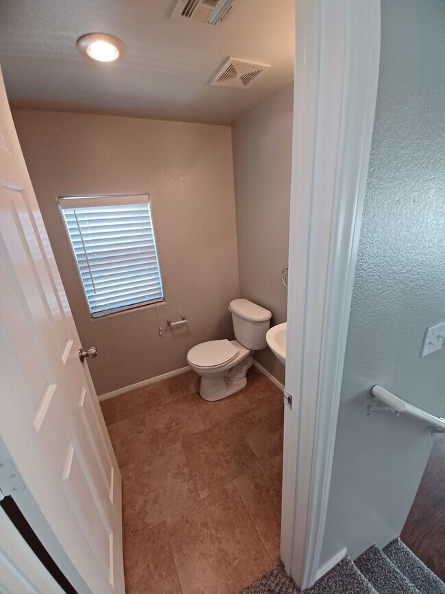 Building Photo - Spacious Tri-Level Home with 4 Bedrooms & ...