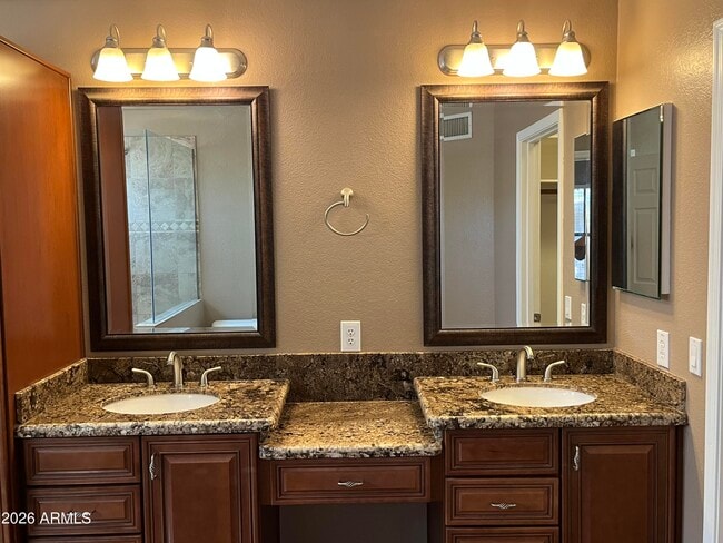 Building Photo - 3921 E Graythorn St