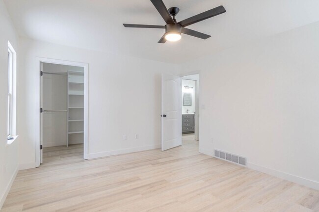 Building Photo - 3 Bedroom Single Family