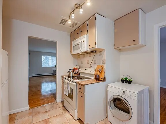 Building Photo - 2456 East Ave