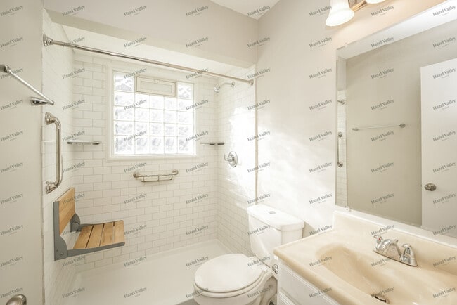 Building Photo - 2365 Pelton Ave