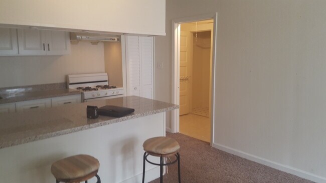 Building Photo - Victorian one bedroom apartment in Noe Val...