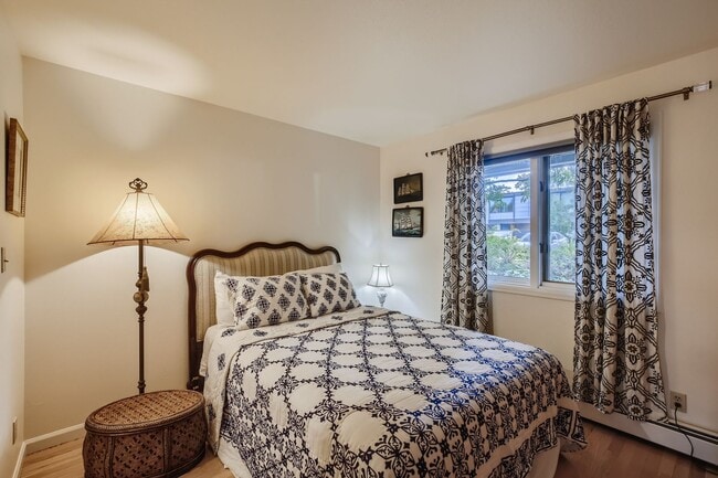 Building Photo - Ideal Downtown 1 BDR Close to Shops & Trails