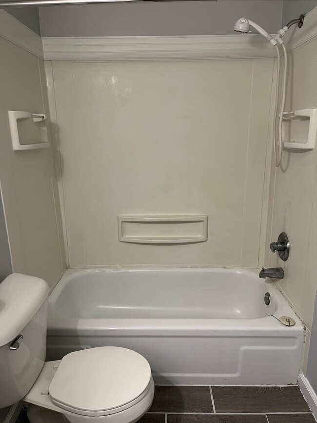 Bathroom tub w/shower - 5190 Emil Ave SW