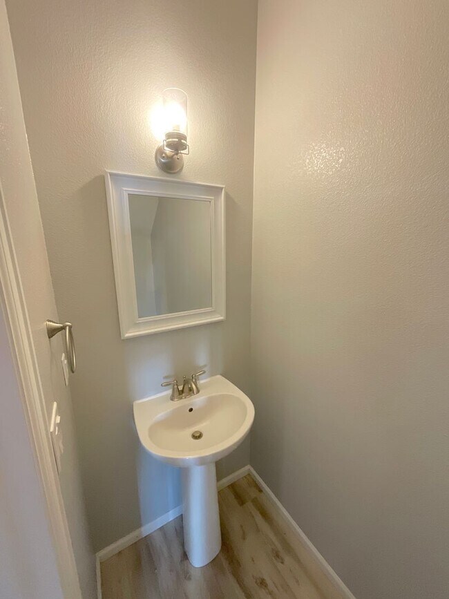 Building Photo - 2 Bedroom Townhome Available Near S Circle...