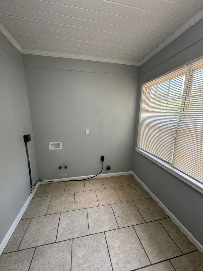 Building Photo - Freshly Renovated 3/2 Single Family in Wes...