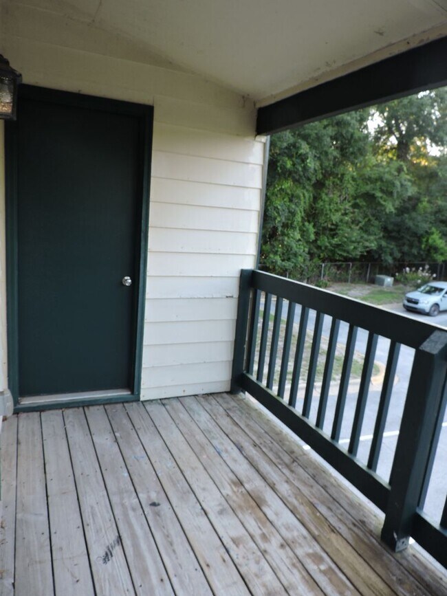 Building Photo - Convenient to schools, beaches & shopping.