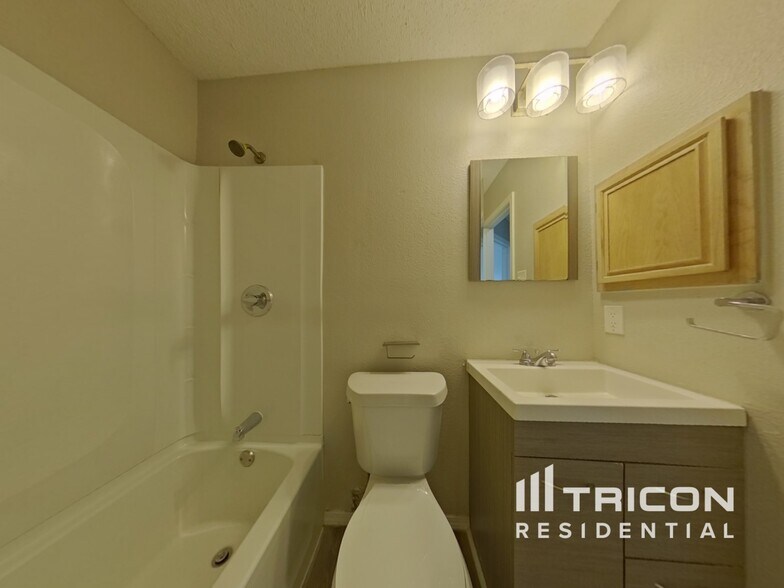 Building Photo - 5115 Whitehaven Dr