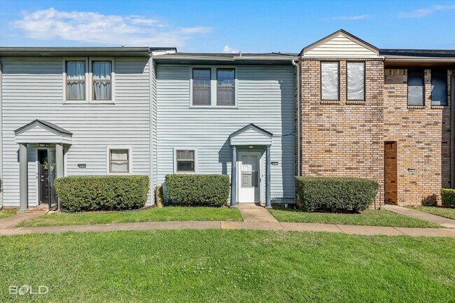 Building Photo - 2 Bedroom 2.5 Bath 2 Car Carport - town house