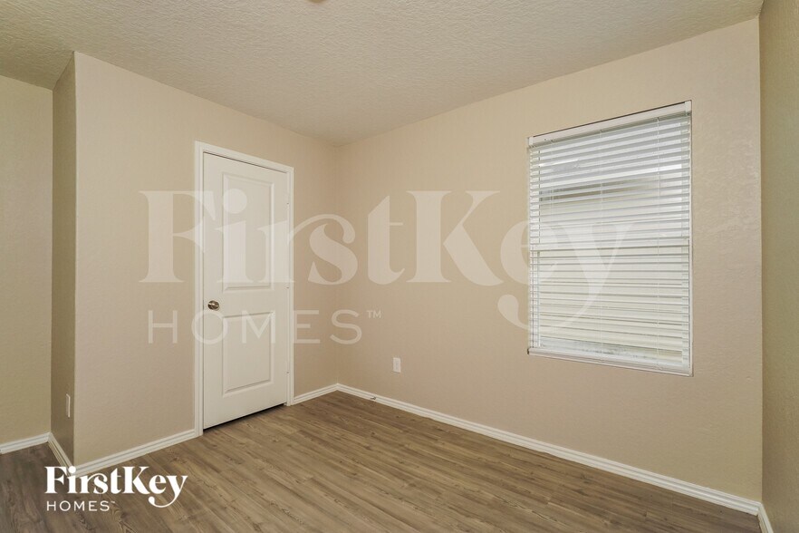Building Photo - 2402 Double Oak Dr