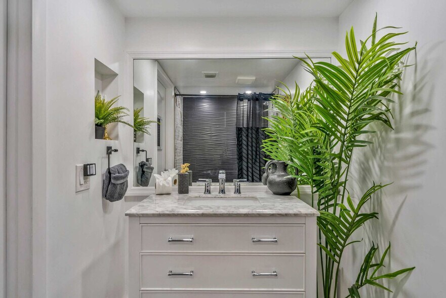 Building Photo - 1 SE 12th St