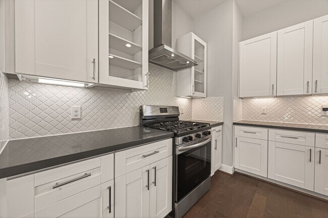 Building Photo - 2010 St Charles St