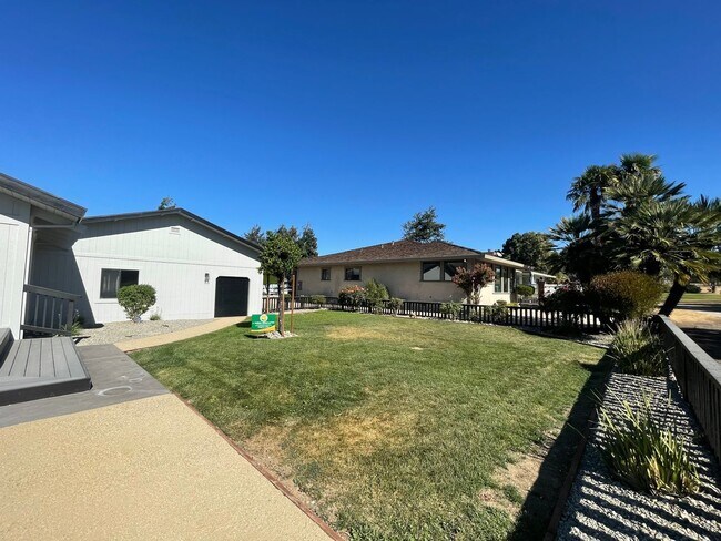 Building Photo - 3 Bed 3 Bath Ridgemark Home - Golf Course ...