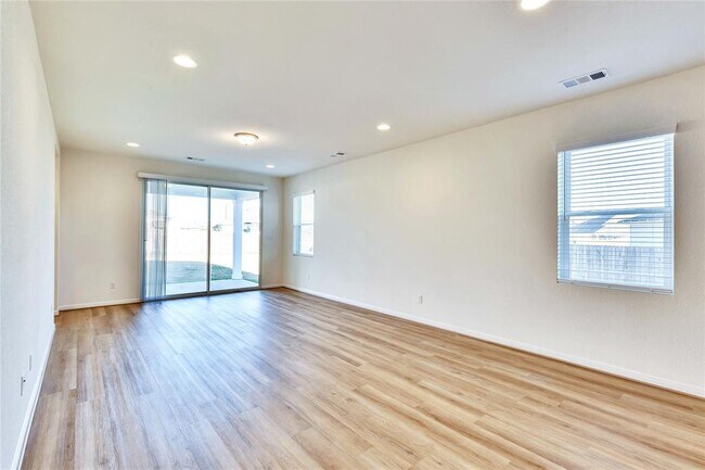 Building Photo - 200 Cold Spg Lp