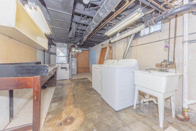 Building Photo - 909 E Ann St