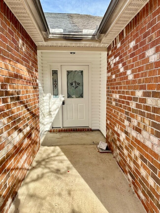Building Photo - 2 bedroom/2 bathroom/2 car garage town hom...