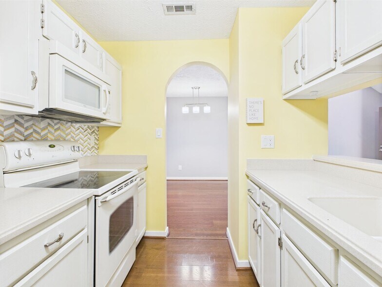 Building Photo - 6138 Rolling Forest Cir