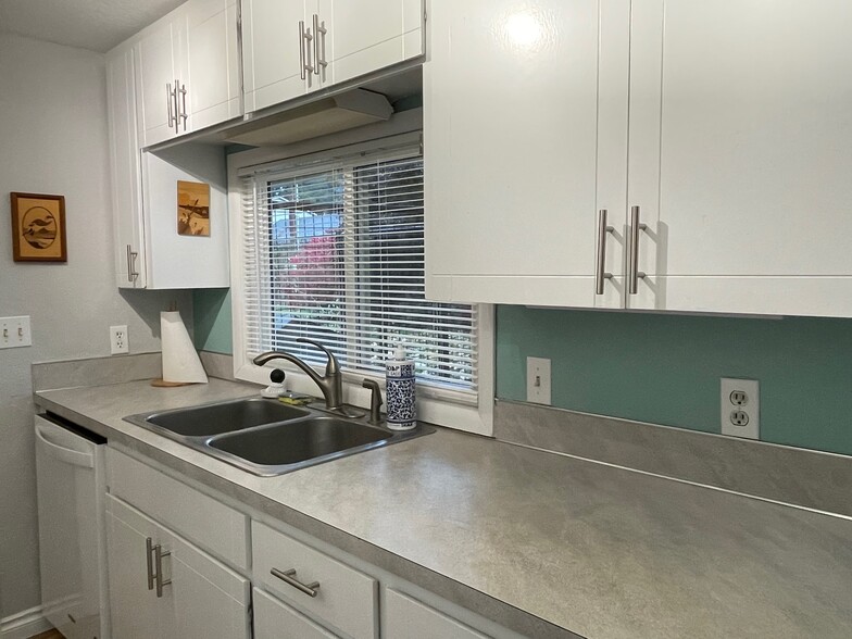 Kitchen - 1904 12th Ave SW