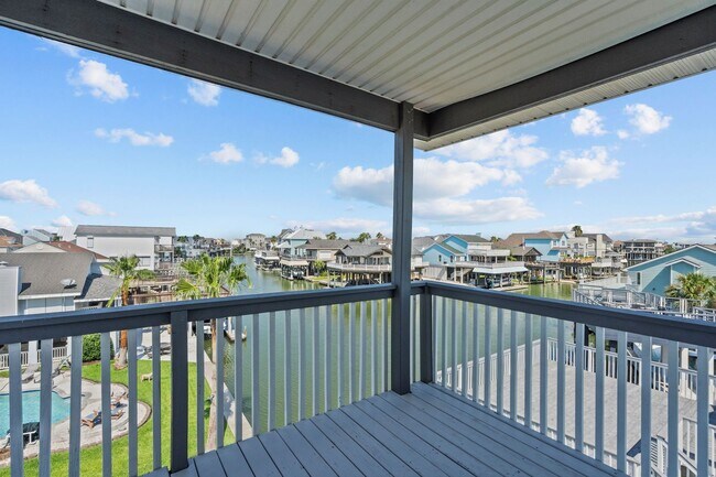 Building Photo - Waterfront Living at Its Best – For Rent on Tiki Island