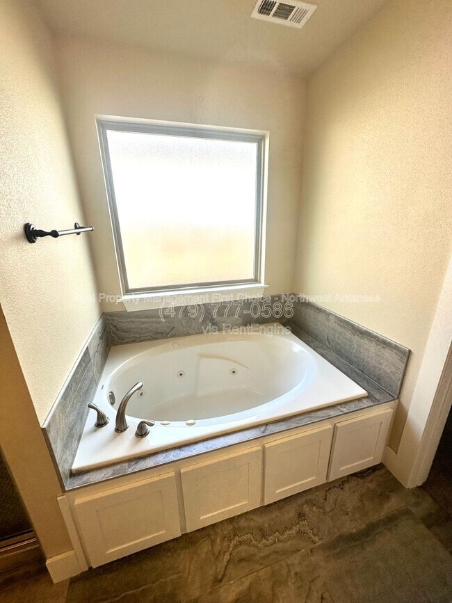 Building Photo - 3600 SW Brittany Rd