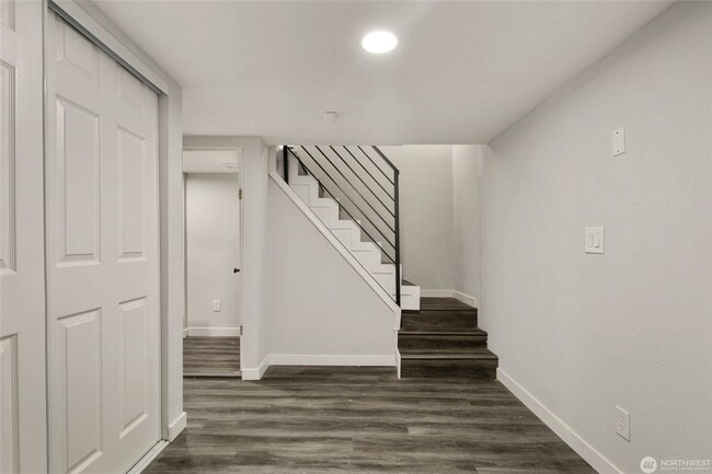 Building Photo - 5 Bedroom 2 Bathroom House with Large Lot