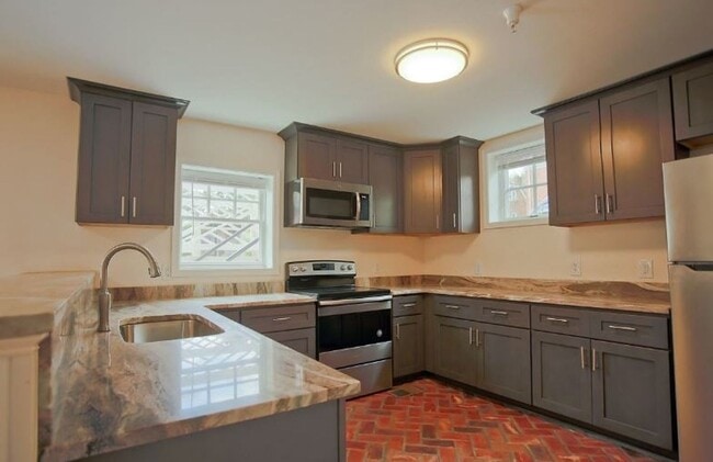 Building Photo - !!!Charming 3-Bedroom 2 Bath Apartment!!! ...