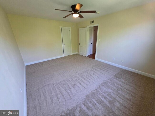 Building Photo - 4405 1st Pl NE