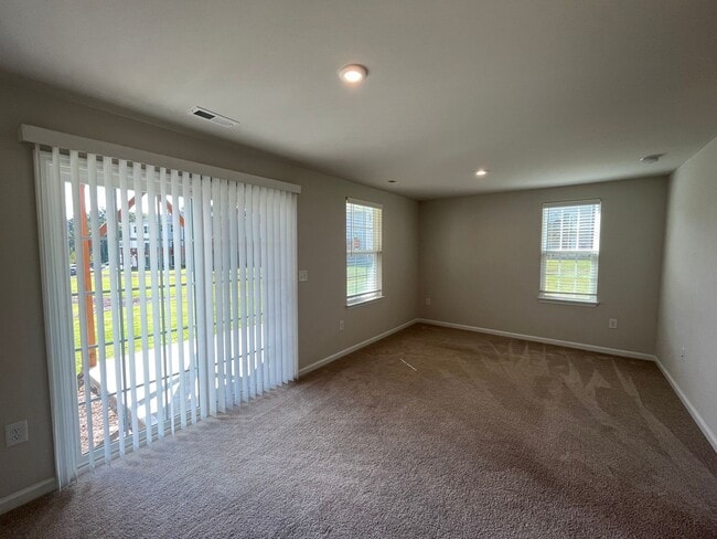 Building Photo - Amazing 3BD, 2.5BA End-Unit Townhome with 4th Bonus Room in the Heart of Durham