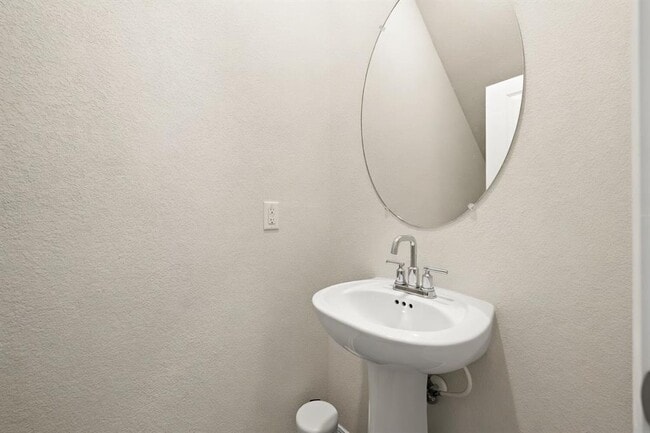 Building Photo - 129 Greenway Ln